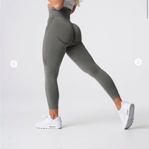 NVGTN Khaki green Contour Seamless size small